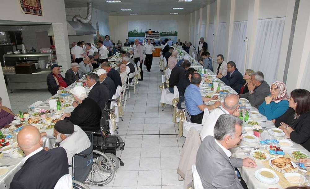 Vali Ceylan Huzurevi Sakinleri Ile İftarda Buluştu