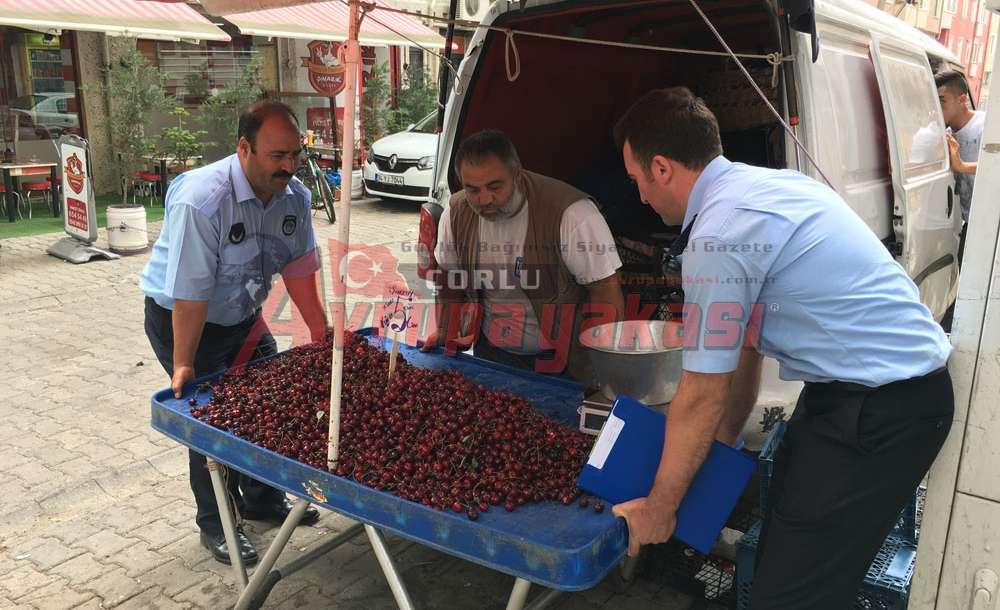 Çorlu Zabıtası Seyyar Satıcılara Geçit Vermiyor