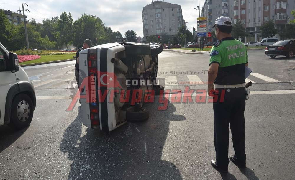 Kırmızı Işıkta 4 Araca Çarpıp Durabildi