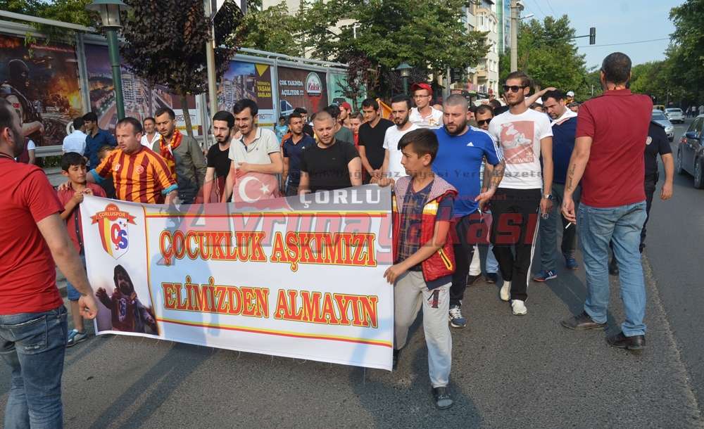 Taraftarlardan Belediyeye Siyah Çelenk 