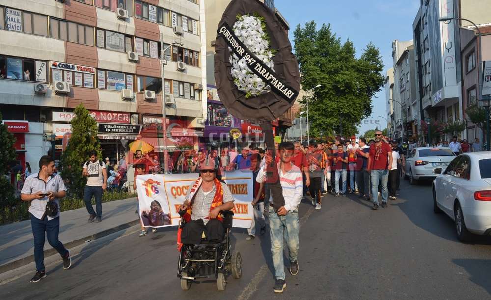 Taraftarlardan Belediyeye Siyah Çelenk 