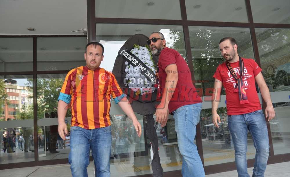 Taraftarlardan Belediyeye Siyah Çelenk 
