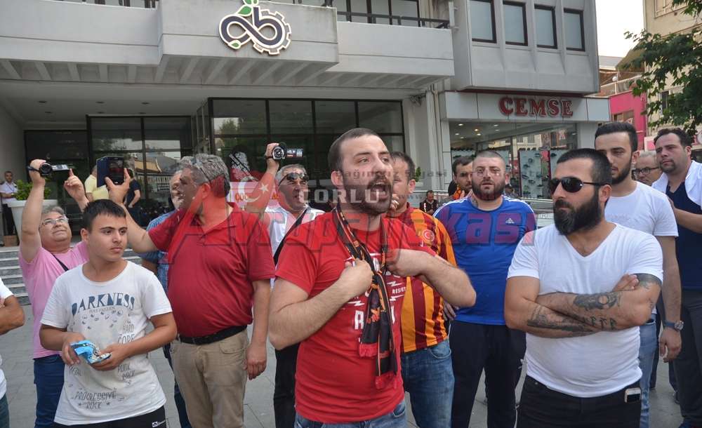 Taraftarlardan Belediyeye Siyah Çelenk 