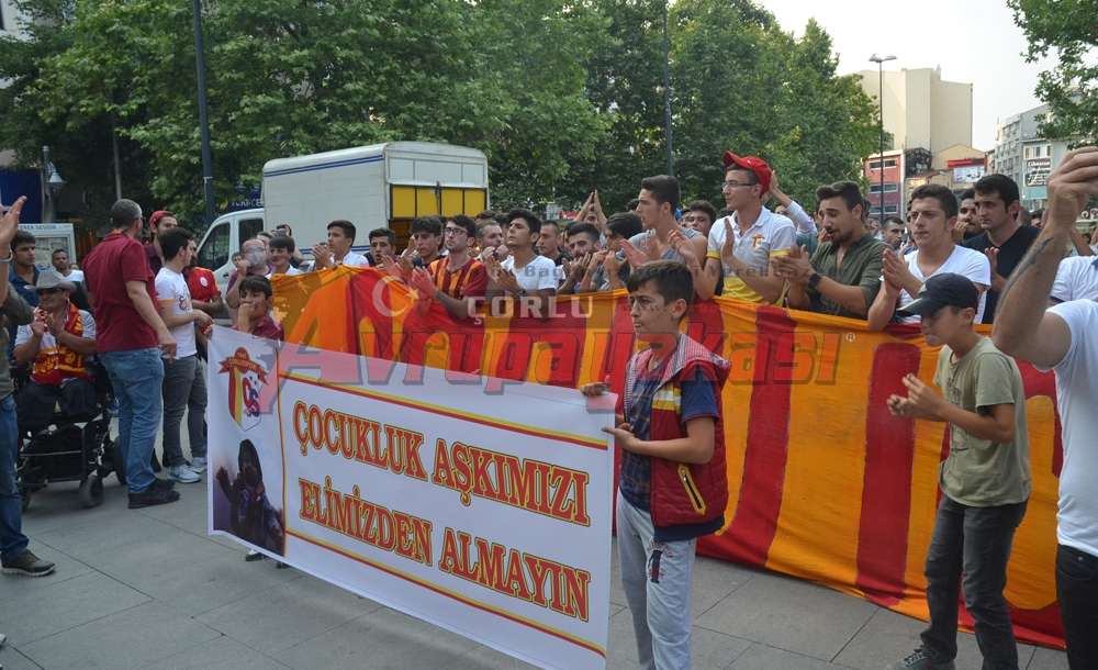 Taraftarlardan Belediyeye Siyah Çelenk 