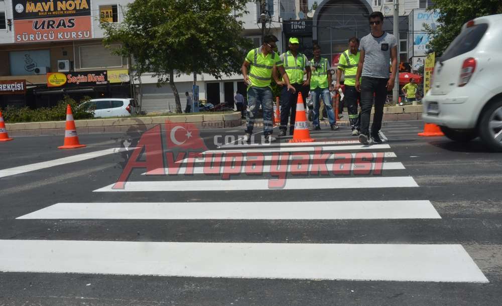 Yaya Geçitleri Boyanıyor