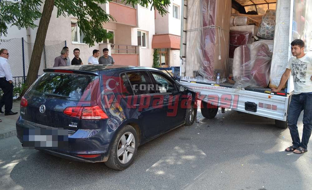 Dikkatsiz Sürücü Park Halindeki Kamyonete Çarptı