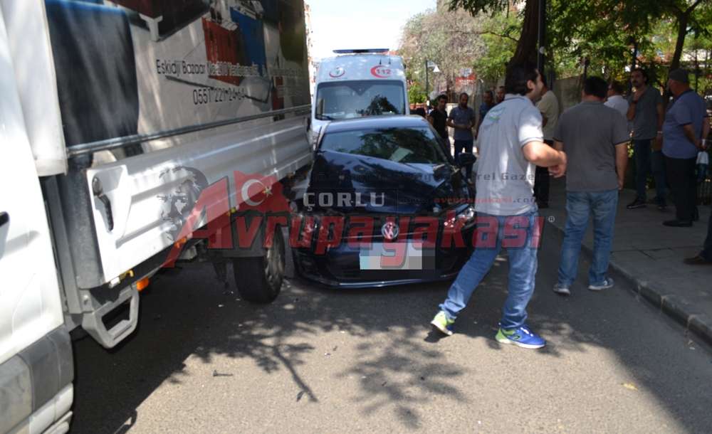 Dikkatsiz Sürücü Park Halindeki Kamyonete Çarptı