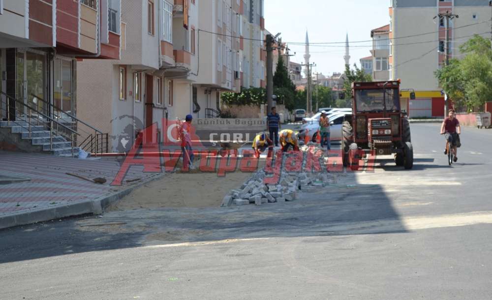 Belediye Ekiplerinden Kaldırım Çalışması