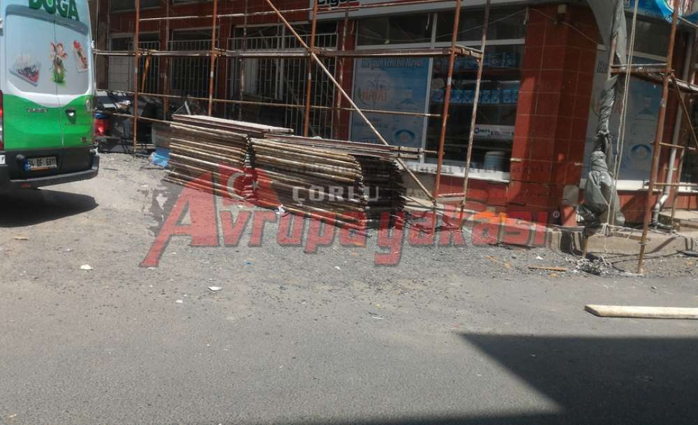 Yollardaki İnşaat Malzemeleri Araçları Zorluyor 