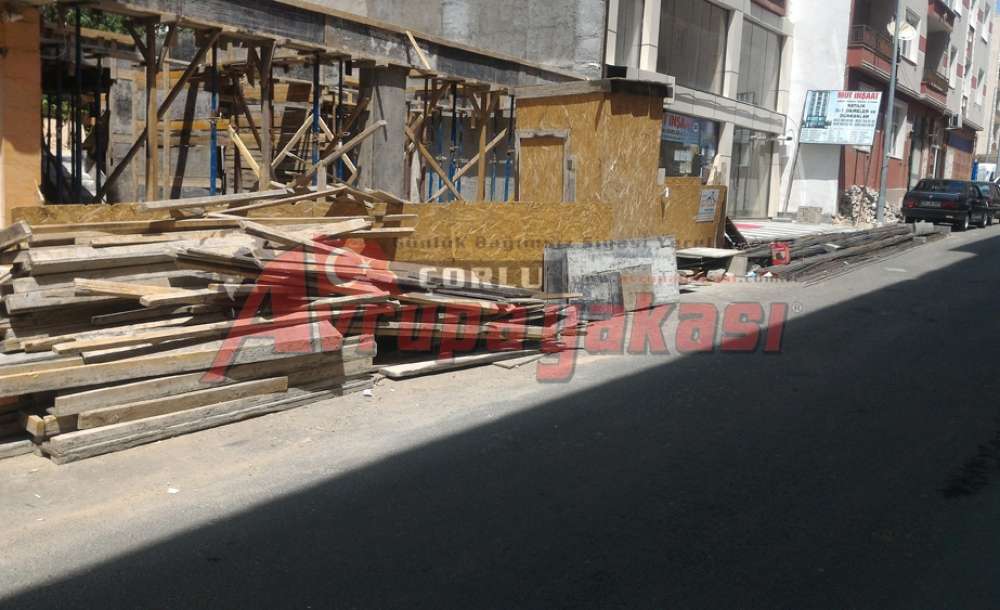 Yollardaki İnşaat Malzemeleri Araçları Zorluyor 
