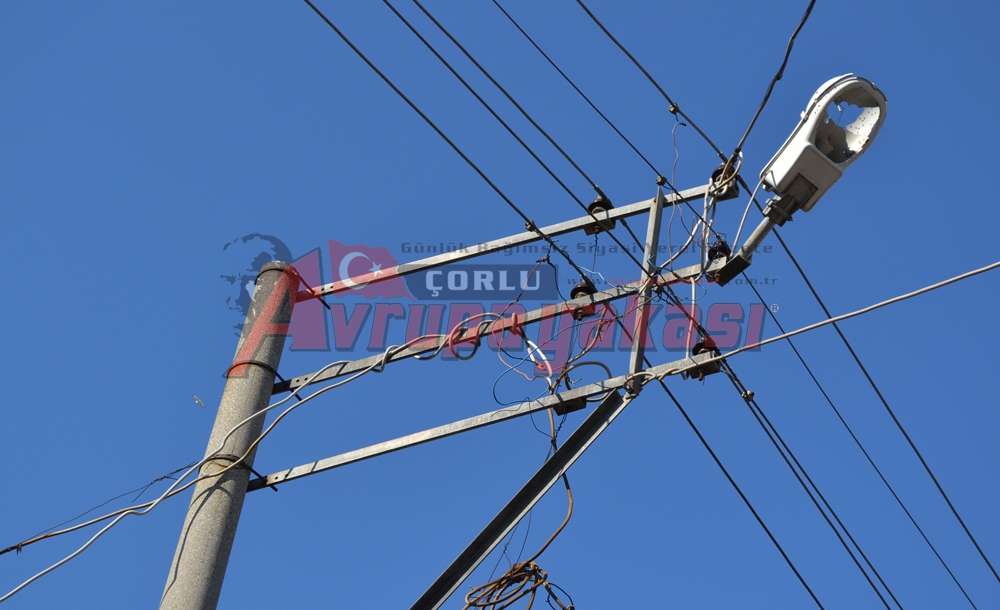Şehir Eşkıyaları Elektrik Direklerini Hedef Tahtasına Çevirdi