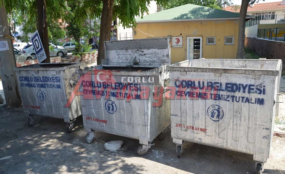 Çöp Kokulu Durakta Kaldırılan Çöp Bidonları Yeniden Konuldu