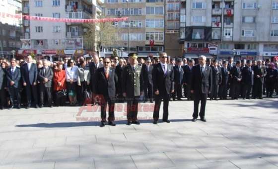 Atatürk Anıtına Çelenk Sunuldu