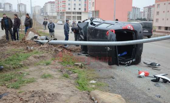 Otomobil Direğe Çarptı; 7 Kişi Yaralandı  