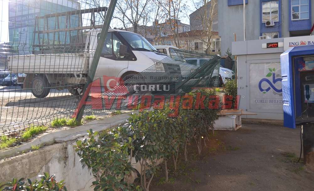Belediye Otoparkındaki Çitler, Vatandaşı Korkutuyor
