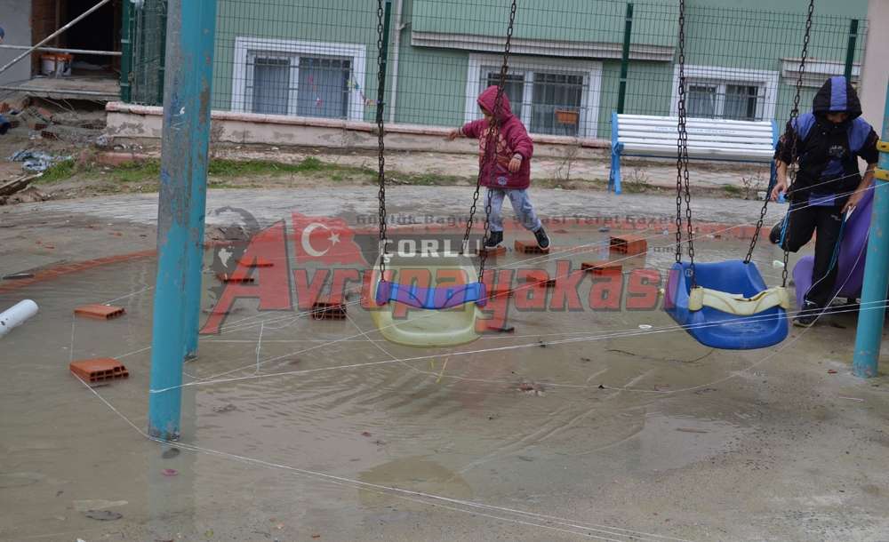 Karanfil Sokağındaki Park Su Altında