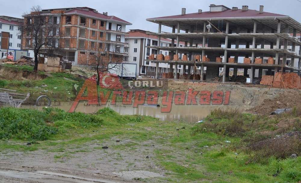 İnşaat Çukuru Gölete Döndü