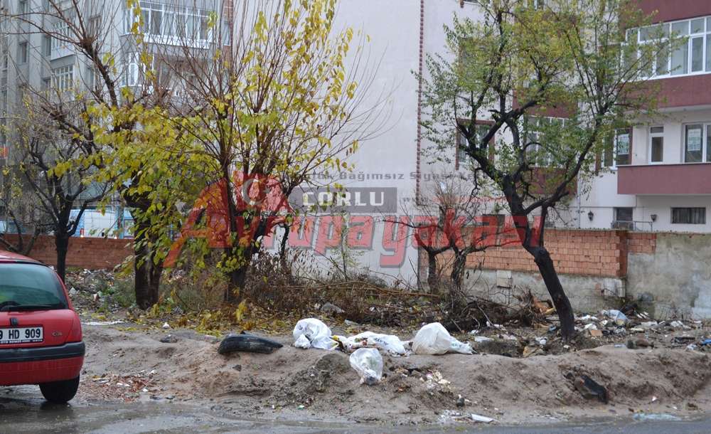 Arsa Enkaz Çöplüğüne Döndü