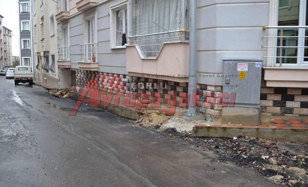 Elektrik Yer Altına Indi, Demir Yer Üstüne Çıktı