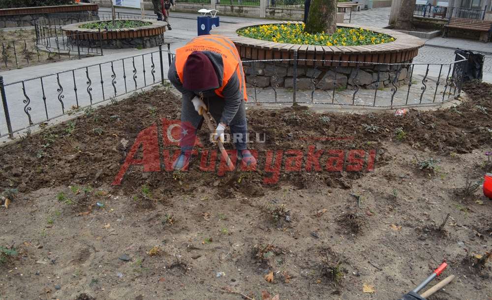Kadın İşçiler, Soğuğa Rağmen Çalışıyorlar