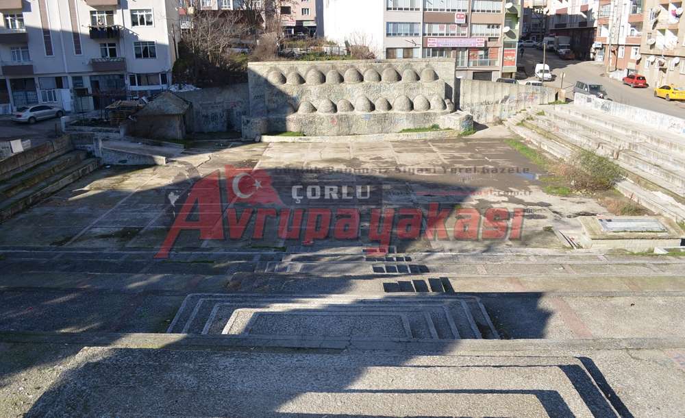 Amfi Tiyatro Kederine Terk Edildi