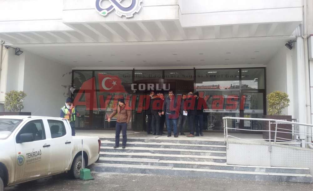 Çorlu Belediyesi Önünde Tuzlama Çalışması 