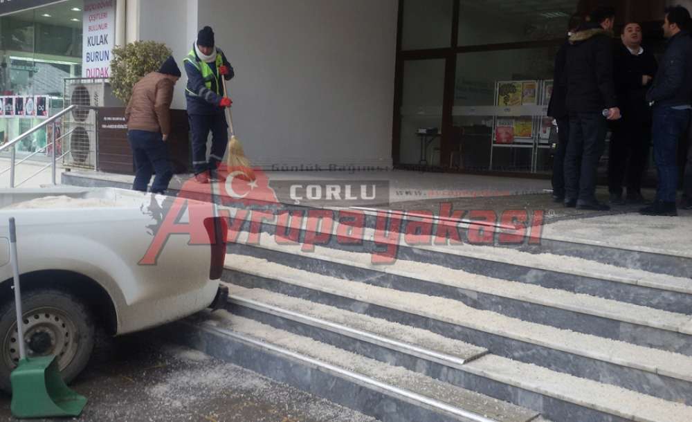Çorlu Belediyesi Önünde Tuzlama Çalışması 