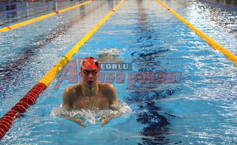 Çorlulu Yüzücü Avrupa Şampiyonasına Hazırlanıyor
