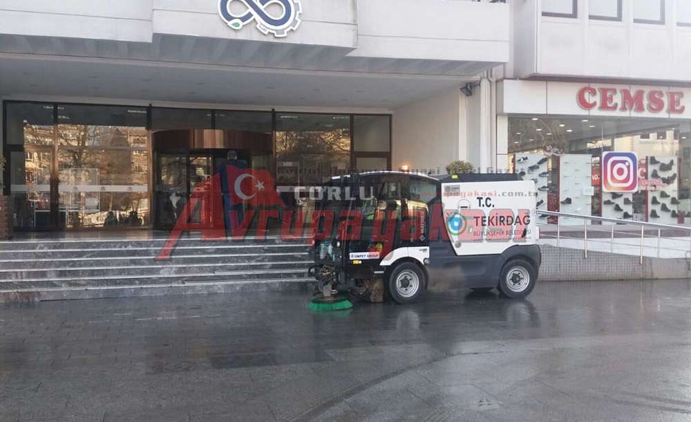 Cumhuriyet Meydanı Temizleniyor