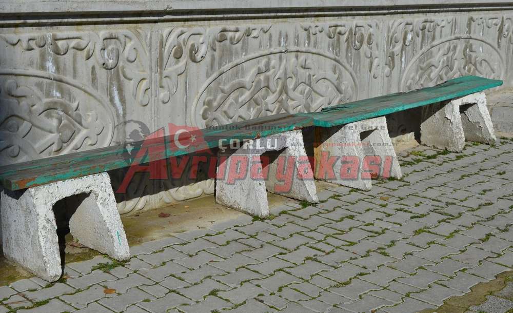 Caminin Bankları İçler Acısı