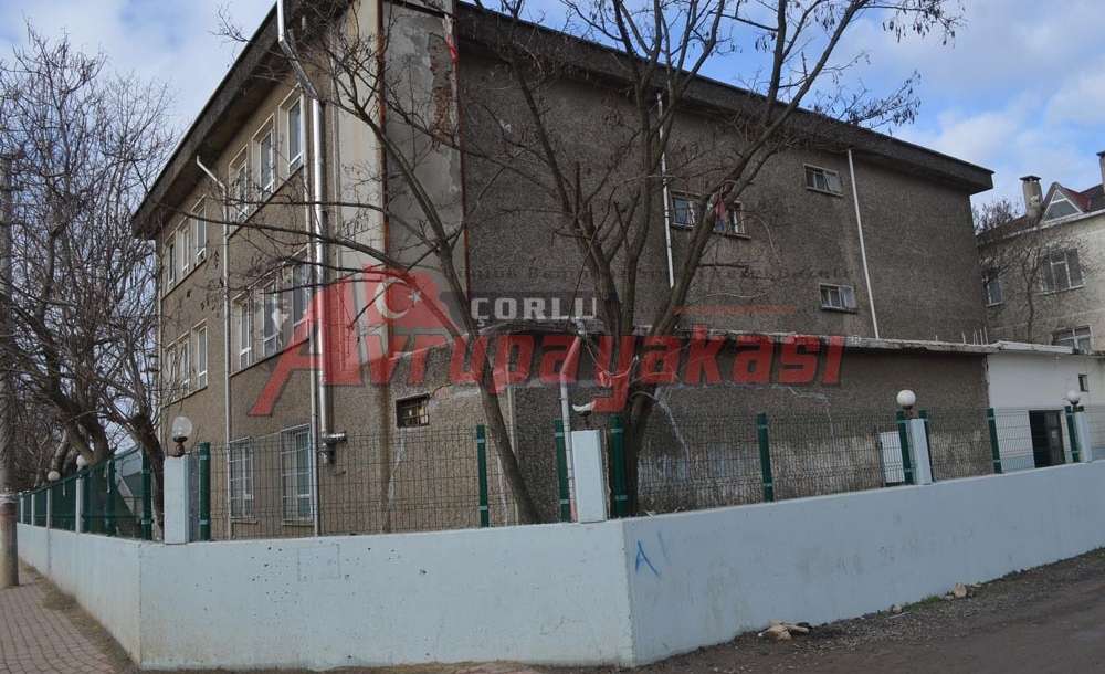 Okulun Duvarları Çatlak Durumda