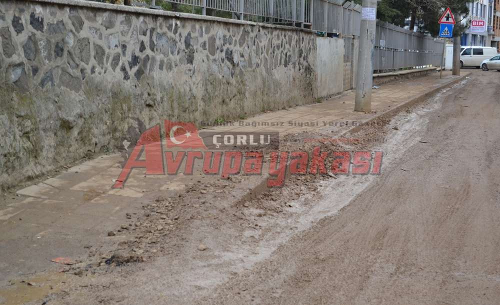 Okul Önü Çamur İçinde