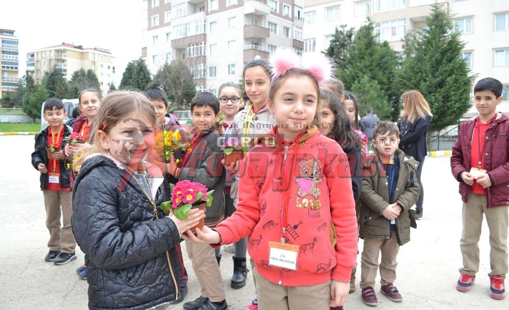 Öğrenciler Çiçek Dikti