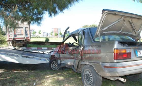 Kamyon Otomobili Biçti 2 Yaralı