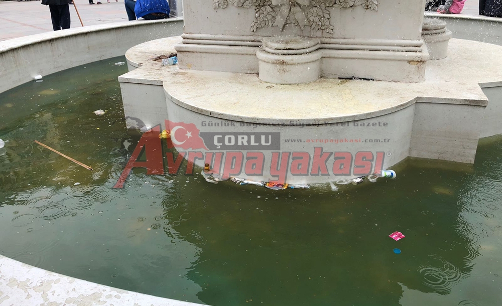 Meydandaki Havuzun Suyu Temizlendi