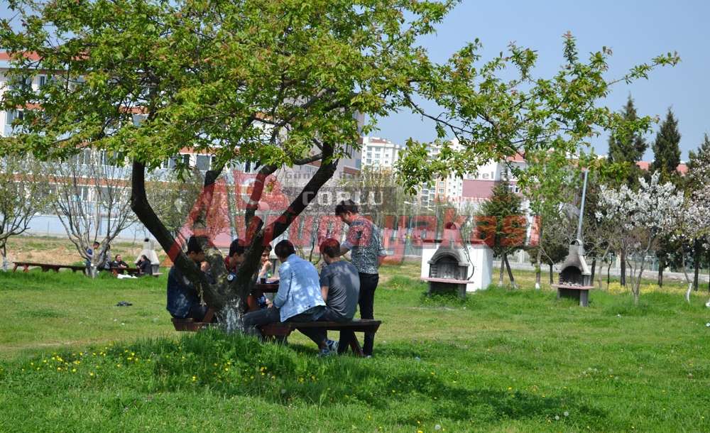 Öğrenciler Baharın Gelmesinden Memnun
