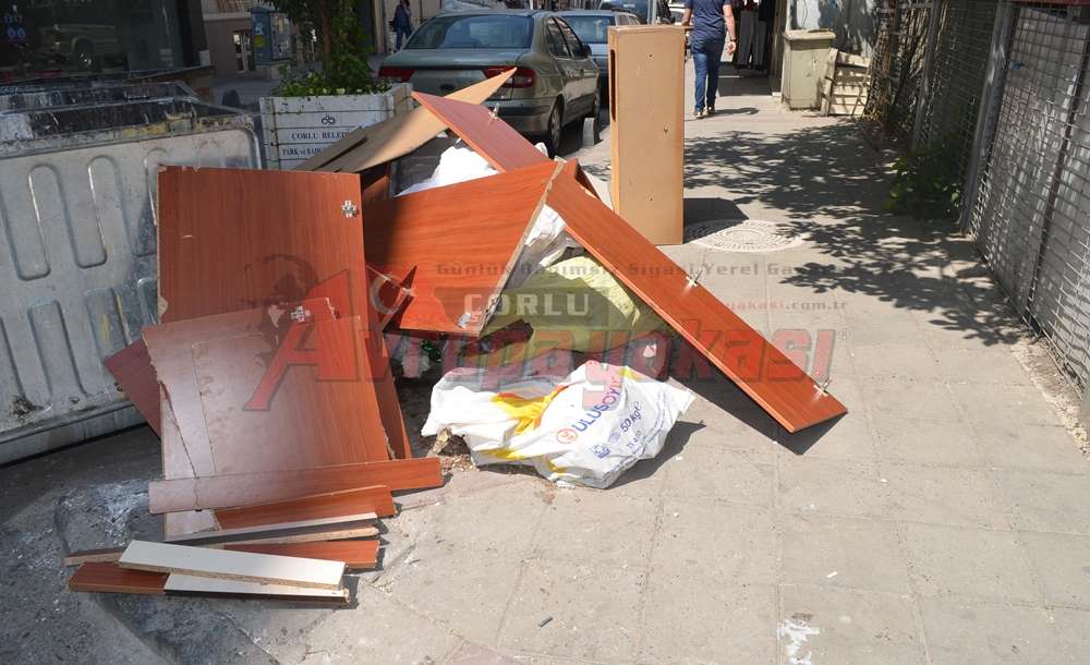 Eşyalar Kaldırıma Atıldı Vatandaş Geçmekte Zorlandı
