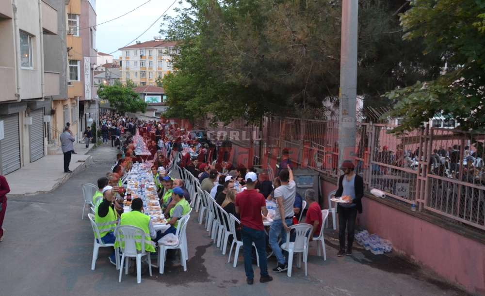 Reşadiye'de Iftar Bahçeden Sokağa Taştı