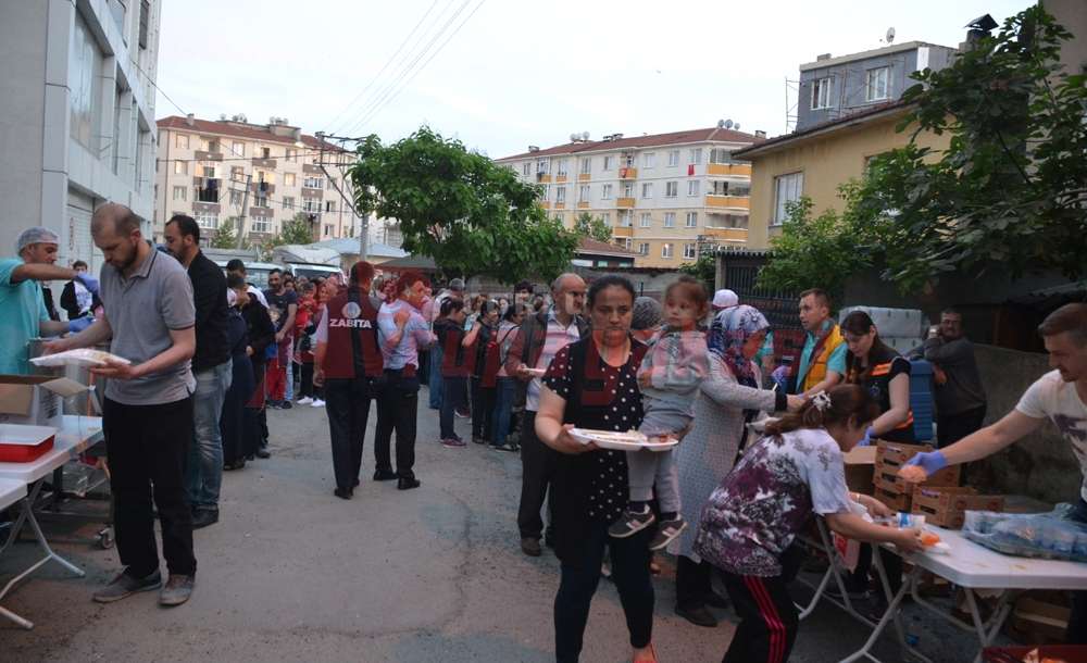 Reşadiye'de Iftar Bahçeden Sokağa Taştı