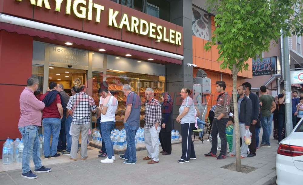 Çorlu'da Pide Kuyruğu
