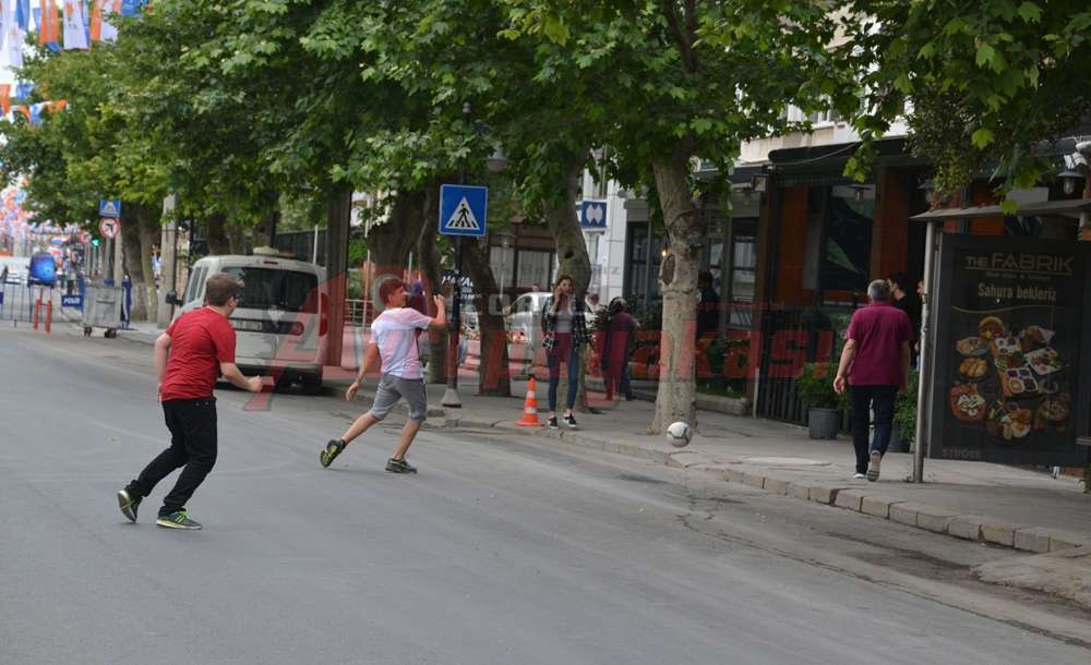 Çocukların Omurtak'ta Futbol Keyfi