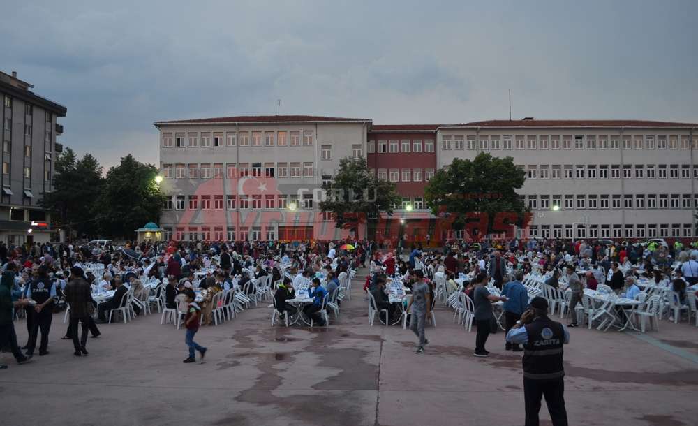 Kazımiye Mahallesi'nde 2 Bin Kişilik İftar Yemeği