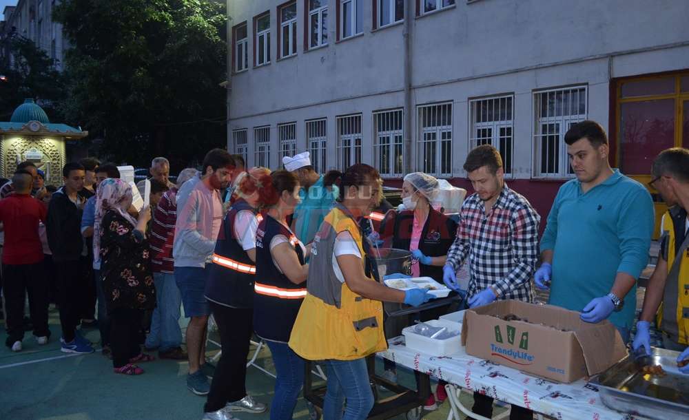 Kazımiye Mahallesi'nde 2 Bin Kişilik İftar Yemeği