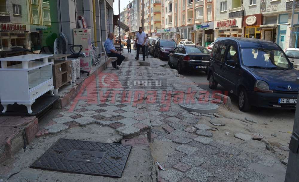Esnaflar Kaldırımın Durumuna İsyan Etti.