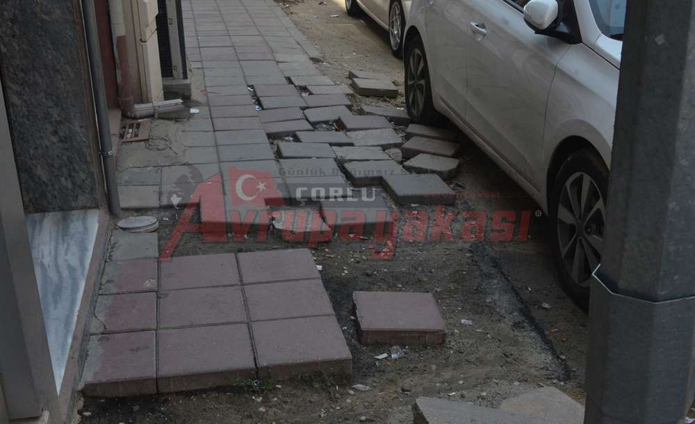 Esnaflar Kaldırımın Durumuna İsyan Etti. 