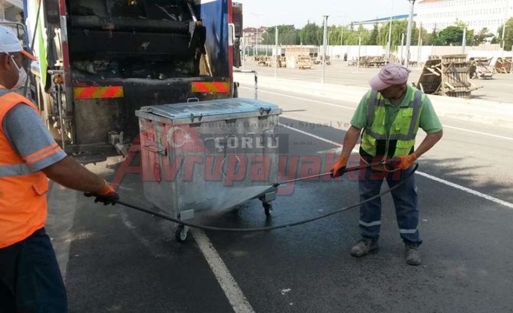 Ergenede Çöp Konteynerleri Temizleniyor