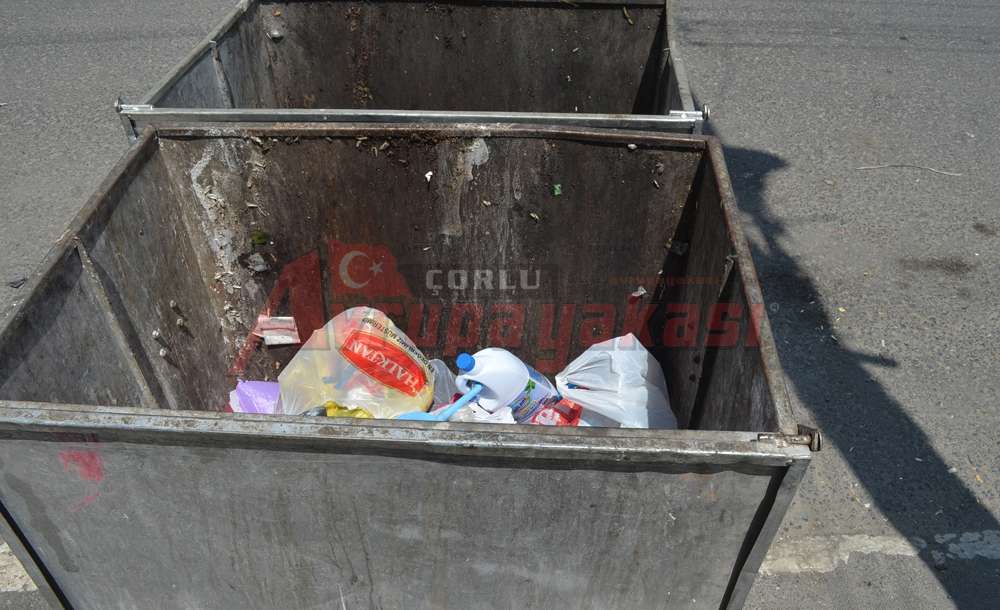 Çöp Konteynırları Sıcakta Koku Yayıyor