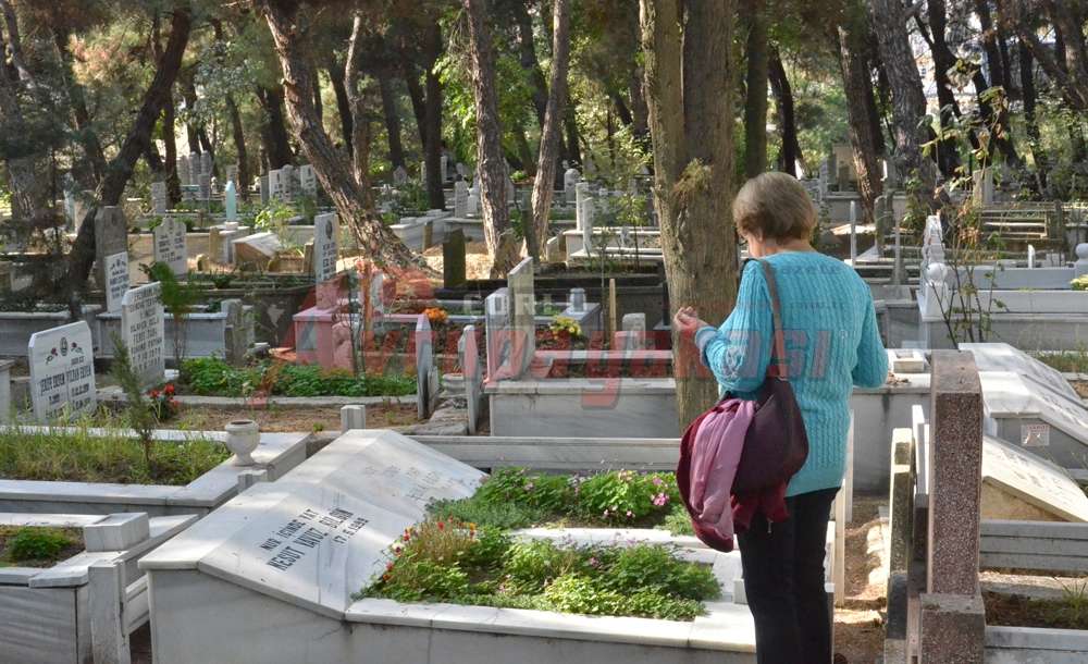 Bayramda Mezarlıklara Ziyaretçi Akını