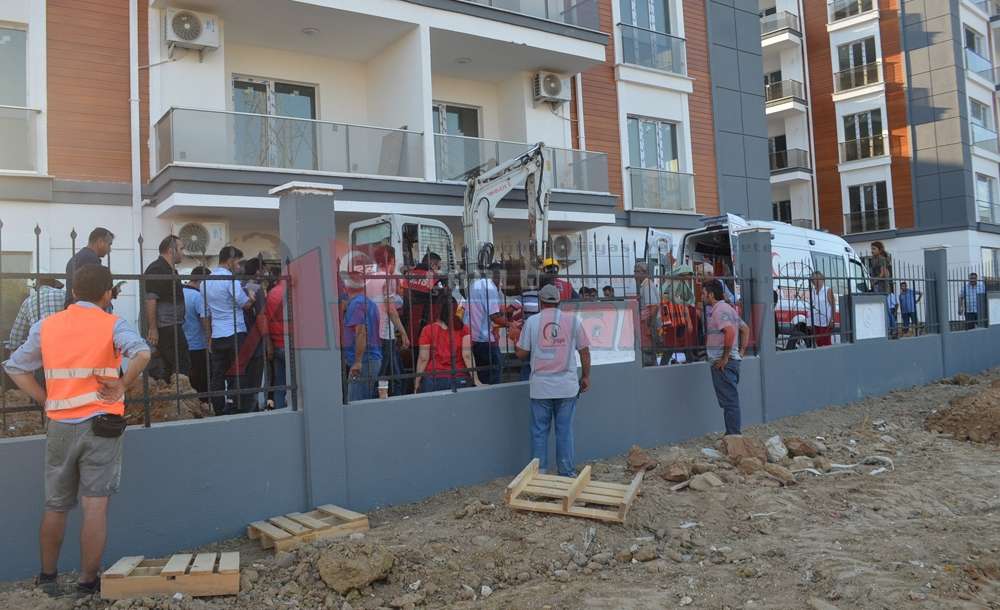 Çorlu'da İki İşçi Göçük Altında Kaldı 