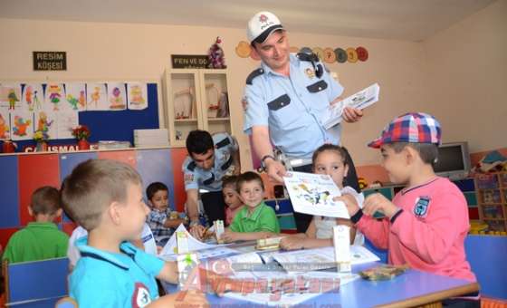 Trafik Polislerinden Öğrencilere Anlamlı Hediye
